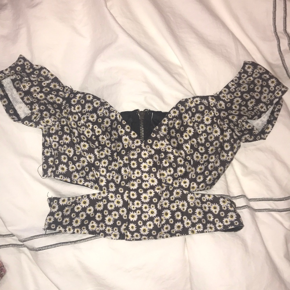 LF Daisy Off The Shoulder Crop Top - Picture 2 of 4